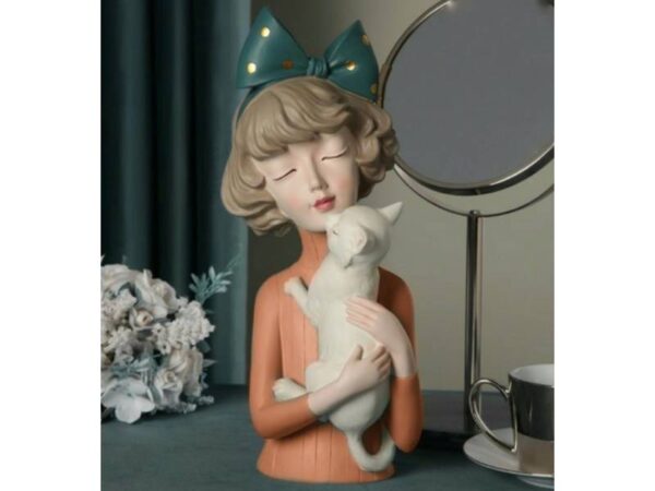 KEDİLİ KIZ